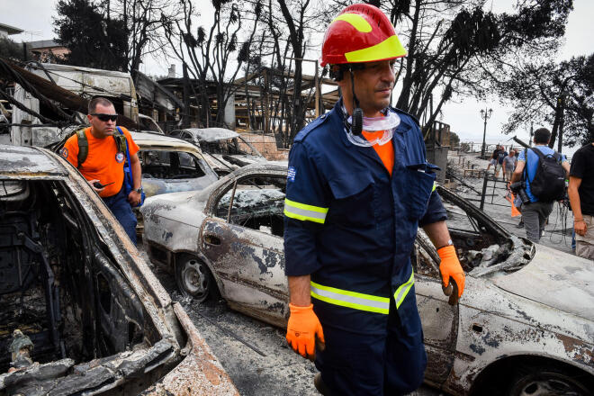 Όπως αναφέρει, η κατάσταση άρχισε να γίνεται αποπνικτική όσο περνούσε η ώρα. «Ο καπνός γινόταν όλο και πιο έντονος, σε σημείο που δεν μπορούσες να αναπνεύσεις. Έκλεισα τα παράθυρα για να μην μπαίνει ο καπνός και αποφάσισα να φύγω, όχι γιατί ξέραμε ότι υπήρχε φωτιά, αλλά λόγω της άσχημης ατμόσφαιρας», εξηγεί.