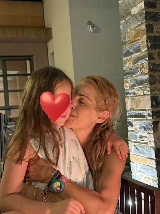 Η Τζένη Μπότση αγκαλιά με την 6χρονη κόρη της/ instagram