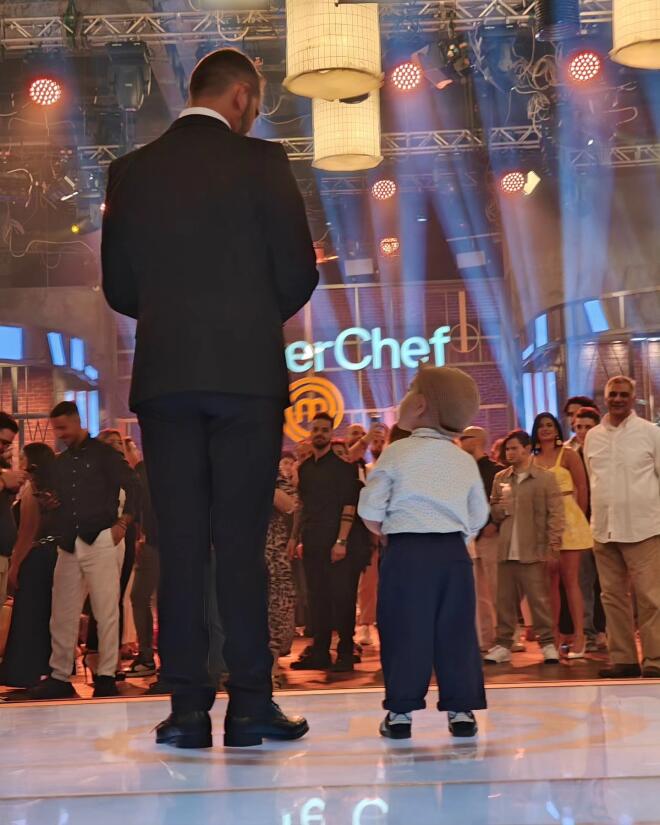 Ο μικρός Κίμωνας στον τελικό του MasterChef 10 στο πλευρό του μπαμπά του, Λεωνίδα Κουτσόπουλου