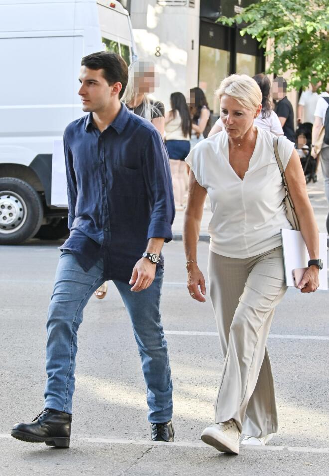Νατάσα Παζαΐτη: Χαλαρή βόλτα με τον 23χρονο γιο της, Αλέξανδρο Καραμανλή