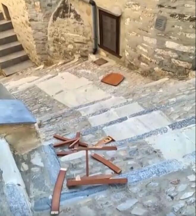 Προς το παρόν δεν έχει αποσαφηνιστεί η αιτία του καβγά. Το ζευγάρι ισχυρίζεται ότι η 42χρονη πήγε σπίτι τους για να τους ληστέψει κι εκείνοι αμύνθηκαν
