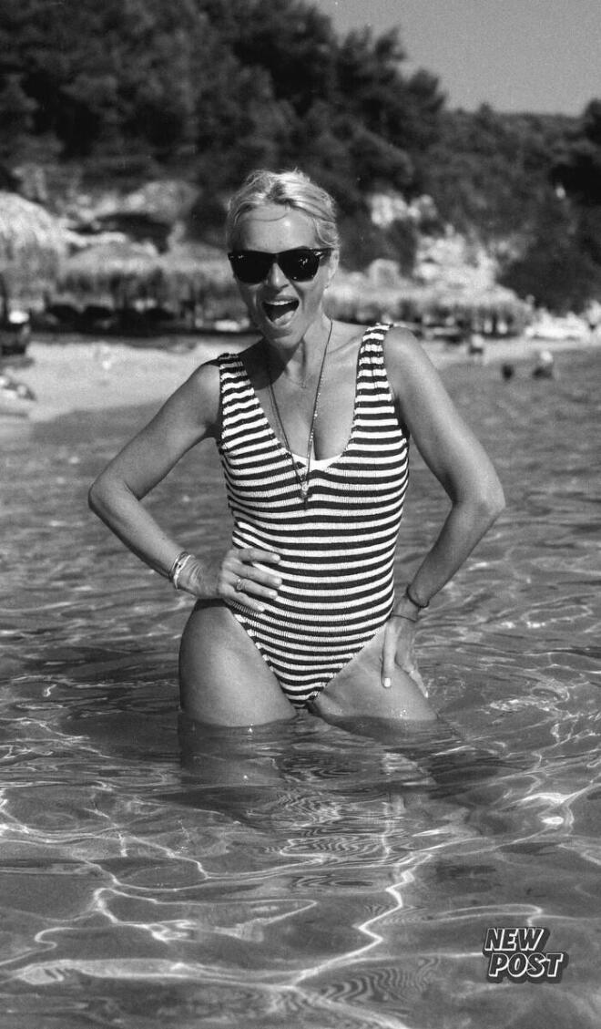 Μαρία Μπεκατώρου: Με super stylish ολόσωμο μαγιό σε παραλία της Κεφαλονιάς