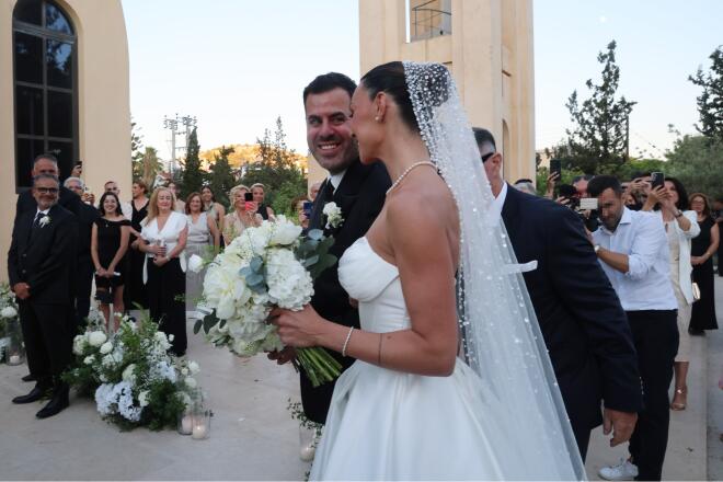 Παντρεύτηκε η Δώρα Παντέλη: Το εντυπωσιακό νυφικό και η άφιξη της νύφης
