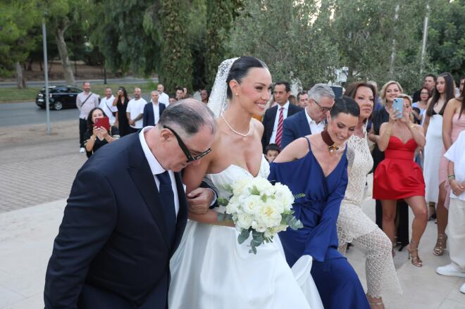 Παντρεύτηκε η Δώρα Παντέλη: Το εντυπωσιακό νυφικό και η άφιξη της νύφης