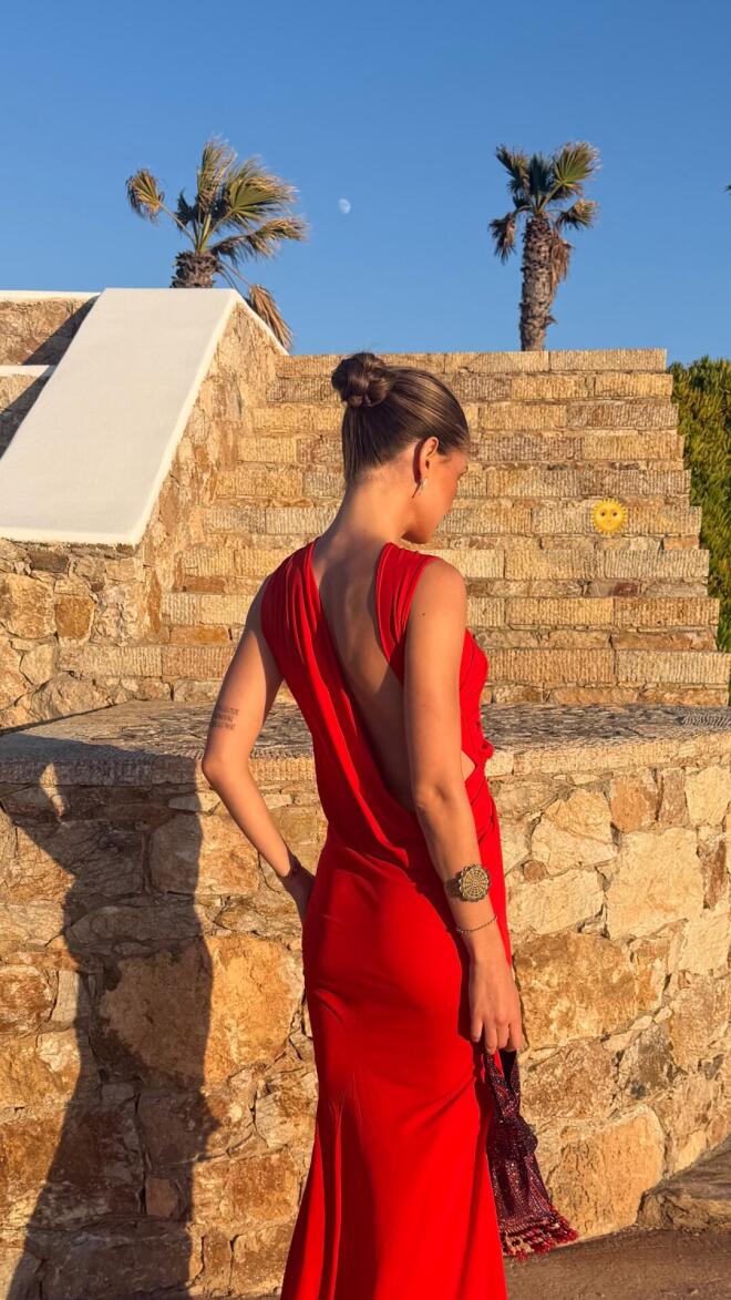 Αμαλία Κωστοπούλου: Μετά τον γάμο της, με red dress σε γάμο στην Ίο!