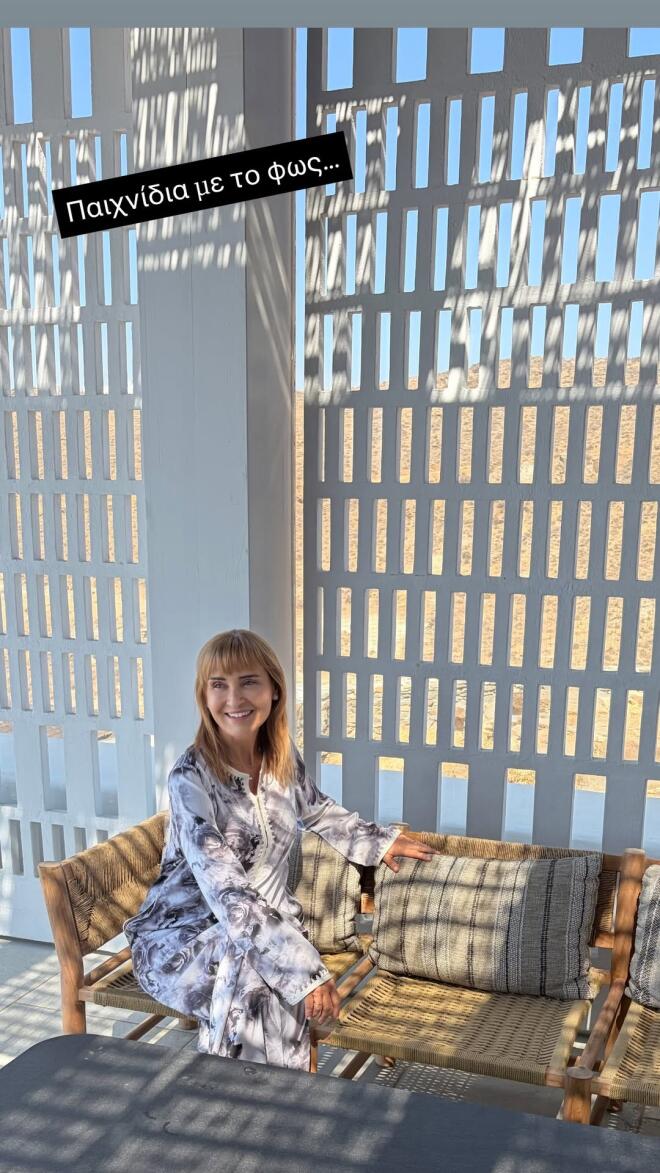 Η Μάρα Ζαχαρέα με αέρινο καφτάνι σε λευκούς και γκρι τόνους/ Instagram