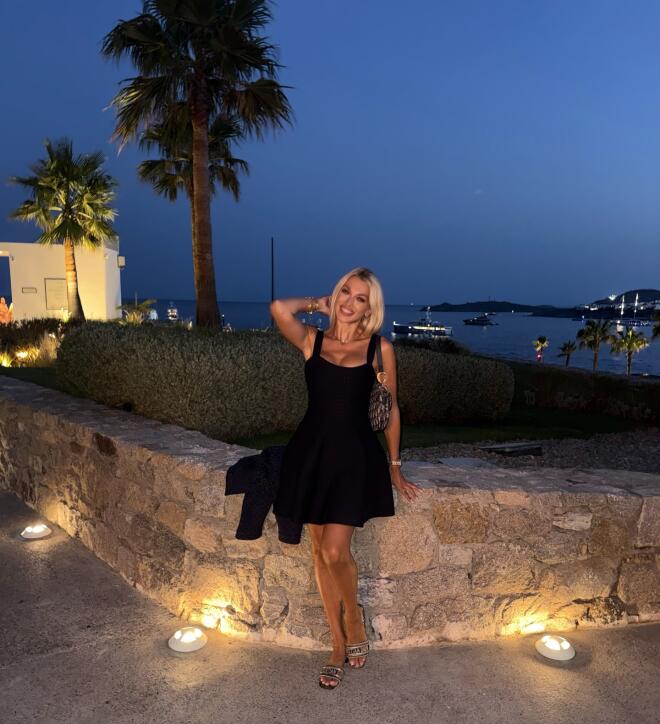 Κωνσταντίνα Σπυροπούλου: To απογευματινό της look με μαύρο φόρεμα στη Μύκονο/ Instagram