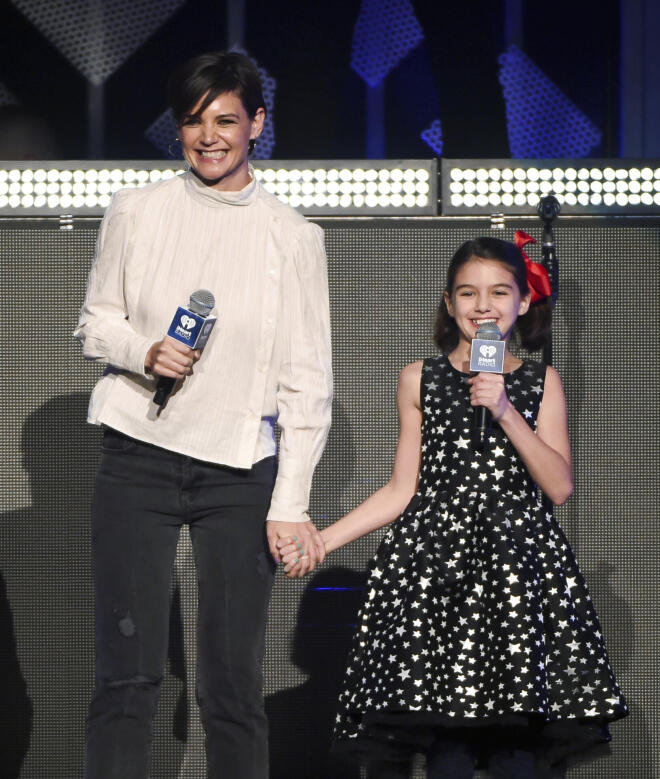 H Suri με τη μαμά της Katie Holmes το 2017/φωτογραφία από apimages/ Evan Agostini