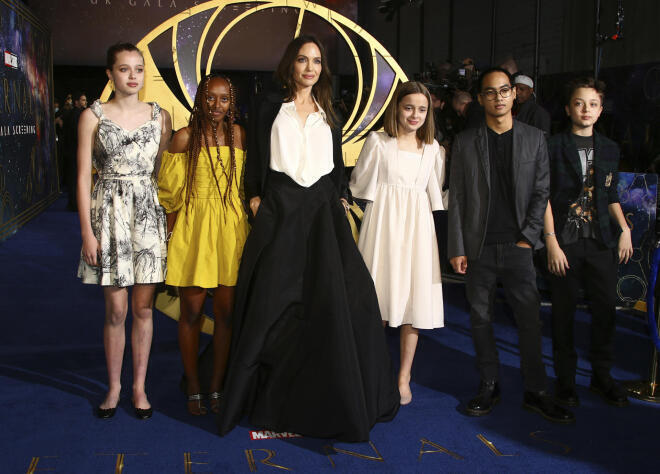 H Angelina Jolie με τη Shiloh Jolie-Pitt, from left, Zahara Jolie-Pitt, Vivienne Jolie-Pitt, Maddox Jolie-Pitt and Knox Jolie-Pitt