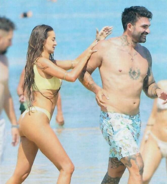 Ελληνίδου - Αλεξάνδρου: Τα τρυφερά στιγμιότυπα στην παραλία Καλό Λιβάδι/ πηγή περιοδικό ΟΚ!