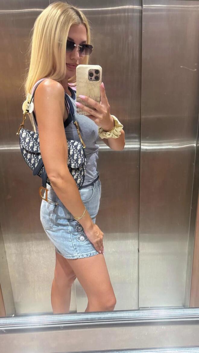 Κωνσταντίνα Σπυροπούλου: Το Dior τσαντάκι και το δείπνο με τους γονείς της