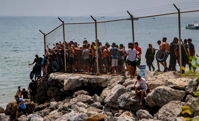 Οι σκηνές που καταγράφηκαν στη Θέουτα θύμιζαν μαζική διαδήλωση - AP Images