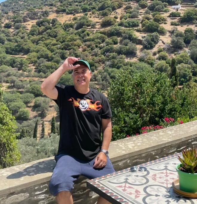 Φώτης Σεργουλόπουλος: Στην Άνδρο για διακοπές και τον γάμο της ανιψιάς του