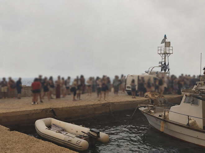 Κόσμος στο λιμάνι του Αγίου Βασιλείου περιμένει να επιβιβαστεί σε πλωτά για να εκκενώσει τον οικισμό - Eurokinissi