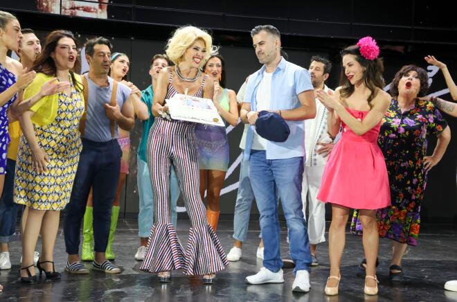 Γενέθλια επί σκηνής για τον Γιάννη Τσιμιτσέλη / Φωτογραφία NDP, Νίκος Δρούκας