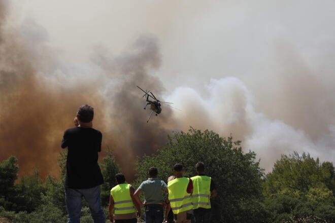 Οι επίγιειες δυνάμεις καταβάλλουν υπεράνθρωπες προσπάθειες για να ελέγξουν τη φωτιά - Eurokinissi