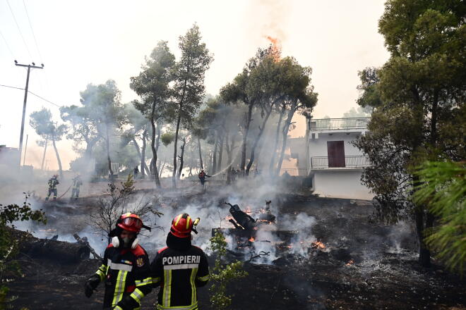 Η φωτιά εκτείνεται σε τρία μέτωπα, δυσκολεύοντας το έργο των πυροσβεστών - Eurokinissi