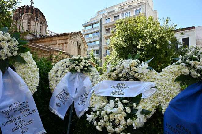 Στεφάνια κηδεία Βαρβιτσιώτη