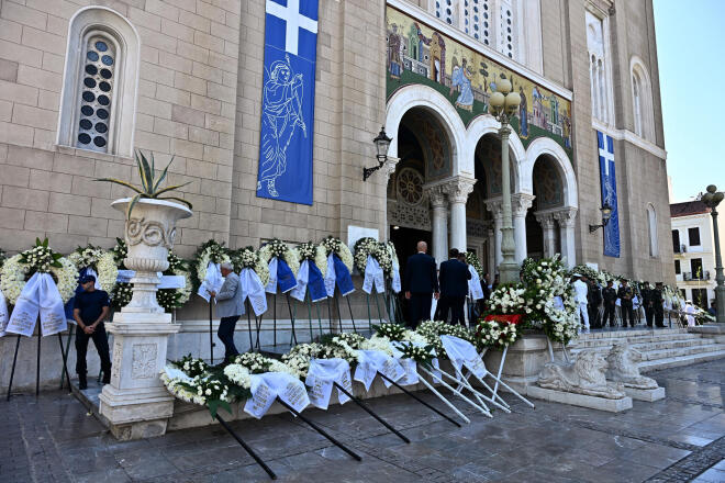 Κηδεία Γιάννη Βαρβιτσιώτη: Καλυμμένο με την ελληνική σημαία το φέρετρο