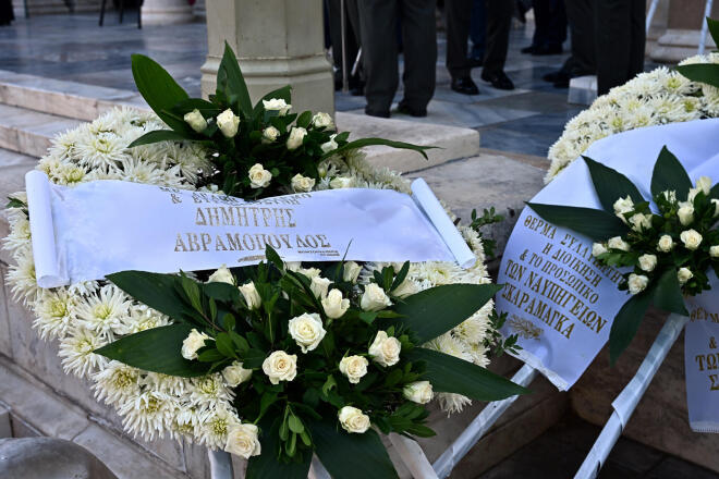 Κηδεία Γιάννη Βαρβιτσιώτη: Καλυμμένο με την ελληνική σημαία το φέρετρο