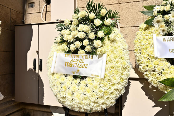 Κηδεία Γιάννη Βαρβιτσιώτη: Καλυμμένο με την ελληνική σημαία το φέρετρο