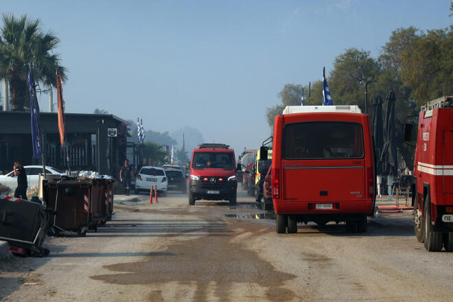 Οι πυροσβεστικές δυνάμεις παραμένουν σε επιφυλακή για το φόβο αναζωπυρώσεων
