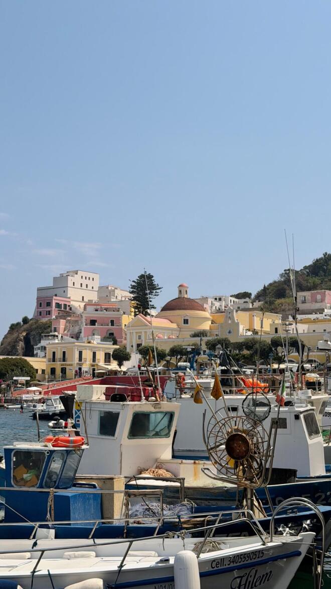 Αμαλία Κωστοπούλου: Summer chic πάνω σε σκάφος – Η εμφάνιση που ξεχώρισε