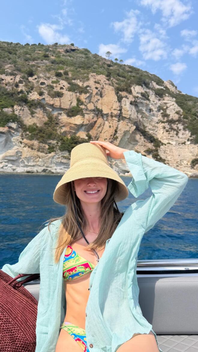Αμαλία Κωστοπούλου: Summer chic πάνω σε σκάφος – Η εμφάνιση που ξεχώρισε