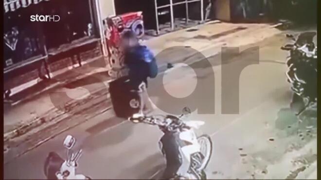 Kύψελη: Ο 26χρονος μεταφέρει τη βαλίτσα με το πτώμα της 38χρονης Σκωτσέζας