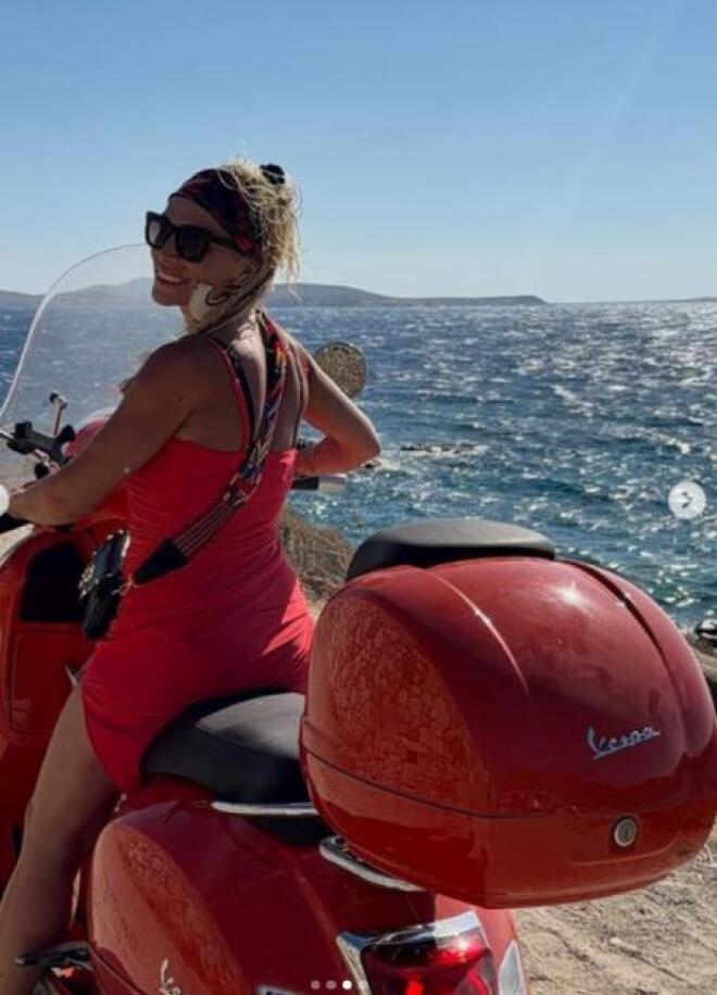 Eλεωνόρα Ζουγανέλη με τη βέσπα της