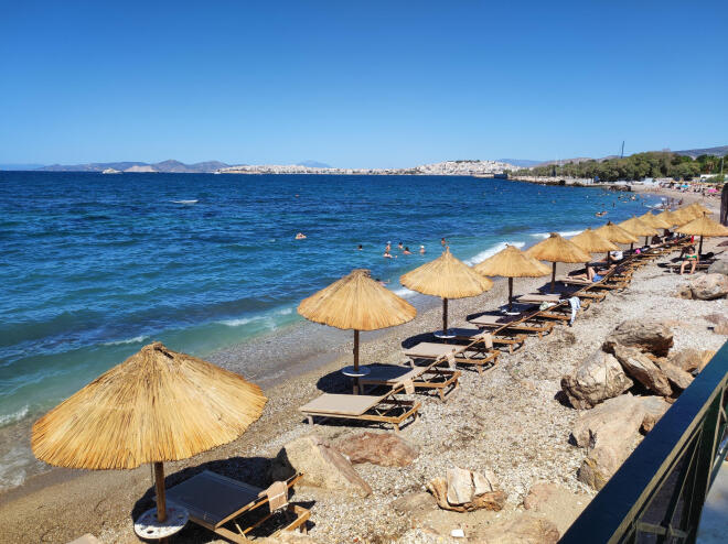 Σε κάποιες παραλίες είναι διαφορετική η τιμή για τις ξαπλώστρες τις καθημερινές και άλλη τα Σαββατοκύριακα