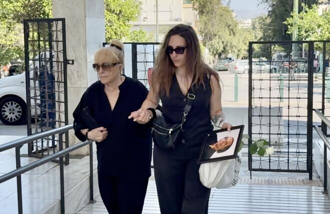 Κηδεία Λάκη Χαλκιά: Η σύζυγός του έφτασε πρώτη στο Α' Νεκροταφείο Αθηνών / NDP