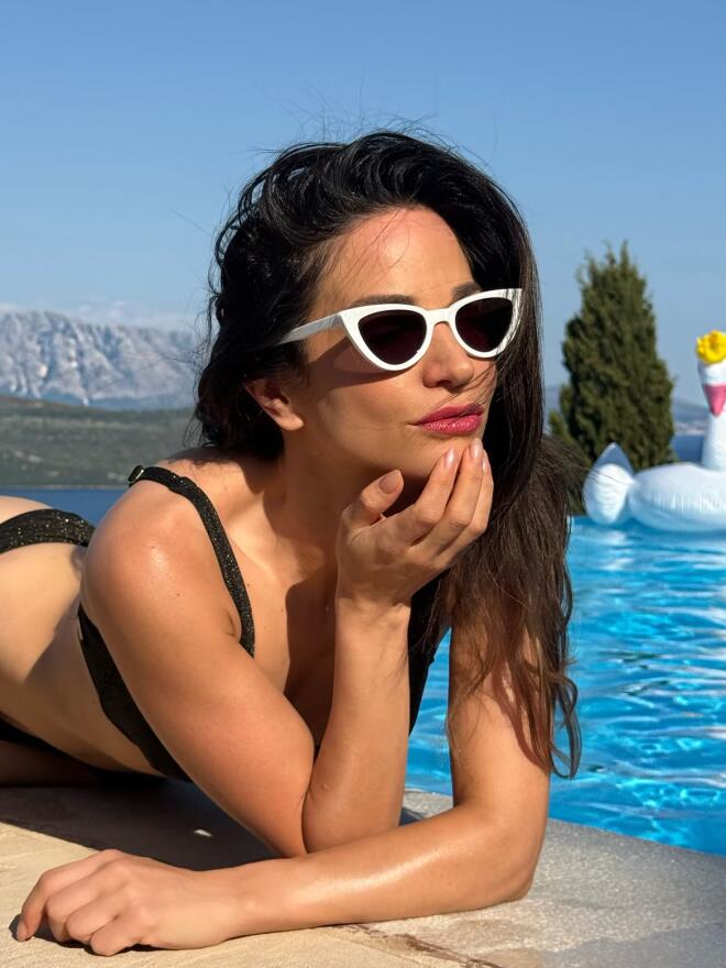 Κατερίνα Γερονικολού: Εντυπωσιάζει με μπικίνι στις διακοπές της στη Λευκάδα