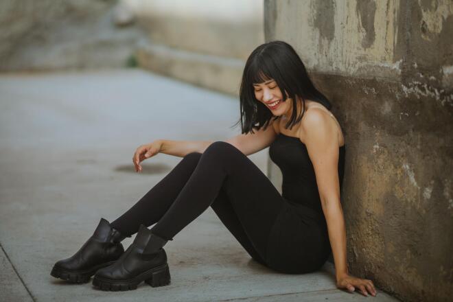 Back to black: η διαχρονική αξία του μαύρου στην καλοκαιρινή γκαρνταρόμπα