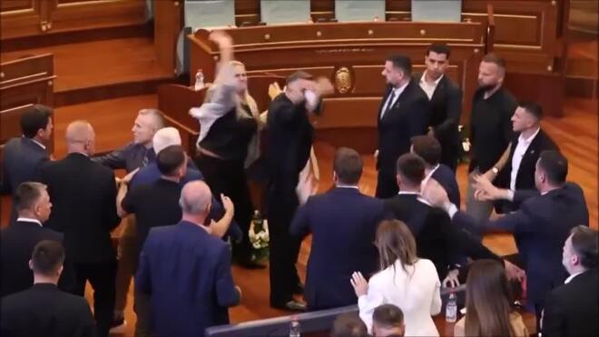 Βουλευτής της αντιπολίτευσης πέταξε αυγά στον υπηρεσιακό πρωθυπουργό του Κοσόβου