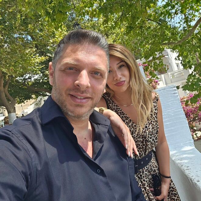 Γνωστός δημοσιογράφος αποκάλυψε ότι σύντομα παντρεύεται τη σύντροφό του