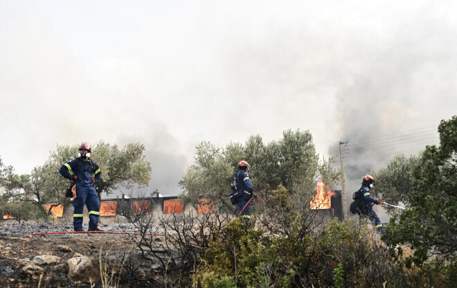 Η φωτιά καίει σε δύσβατο σημείο μέσα σε χαράδρα