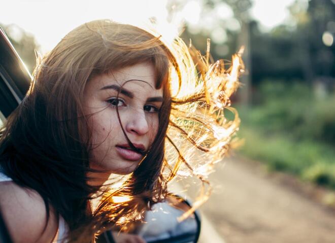 Hair tips: 5+1 βήματα για να μη βγάλεις ψαλίδα στα μαλλιά το καλοκαίρι