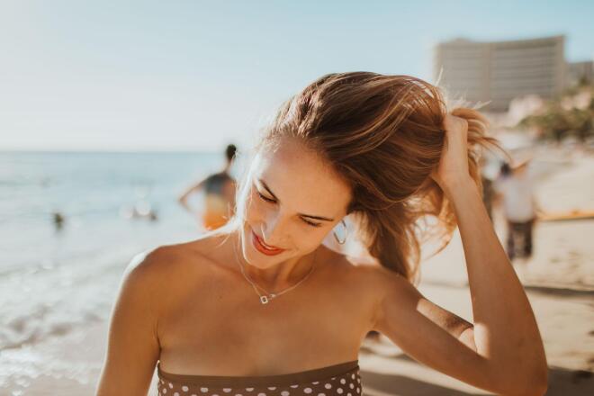 Hair tips: 5+1 βήματα για να μη βγάλεις ψαλίδα στα μαλλιά το καλοκαίρι