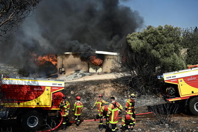 Περίπου 200 πυροσβέστες συνεχίζουν την επιχείρηση κατάσβεσης στον Κουβαρά