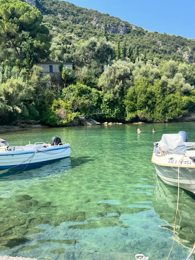 Δανή Μπάρκα: Ποζάρει με μαγιό και φωτογραφίζει τον σύζυγό της
