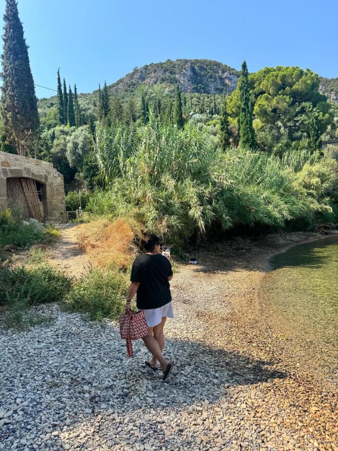 Δανή Μπάρκα: Ποζάρει με μαγιό και φωτογραφίζει τον σύζυγό της