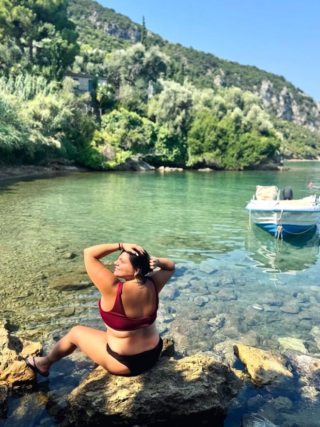Δανή Μπάρκα: Ποζάρει με μαγιό και φωτογραφίζει τον σύζυγό της