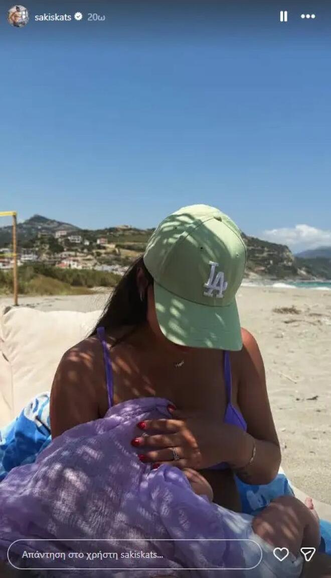 Μαριαλένα Ρουμελιώτη: Θηλάζει τον γιο της στην παραλία και ο Σάκης Κατσούλης τους απαθανατίζει!