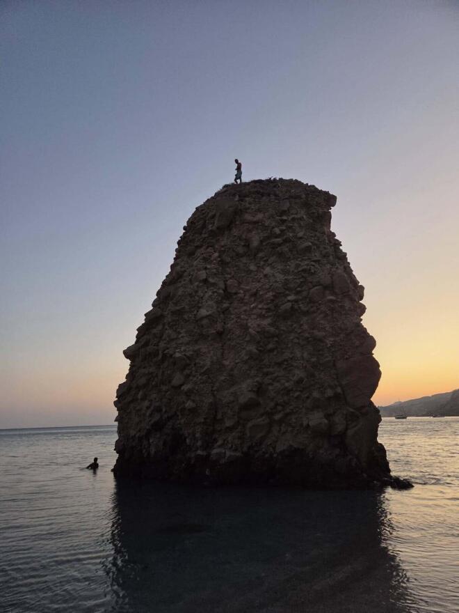 Ο βράχος στη Μήλο, όπου εγκλωβίστηκε ο τουρίστας