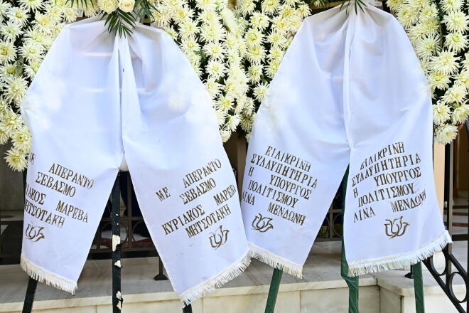Στεφάνια από τον πρωθυπουργό Κυριάκο Μητσοτάκη και την υπουργό Πολιτισμού, Λίνα Μενδώνη