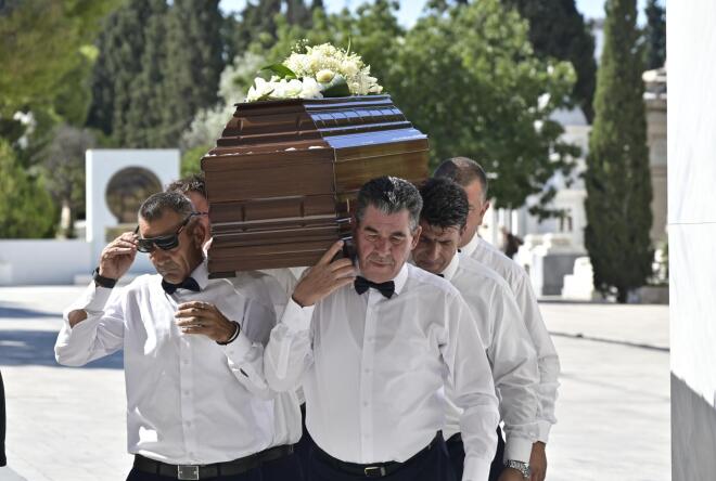 Νίκος Καλογερόπουλος: Θρήνος στην κηδεία του - Ποιοι έδωσαν το «παρών»