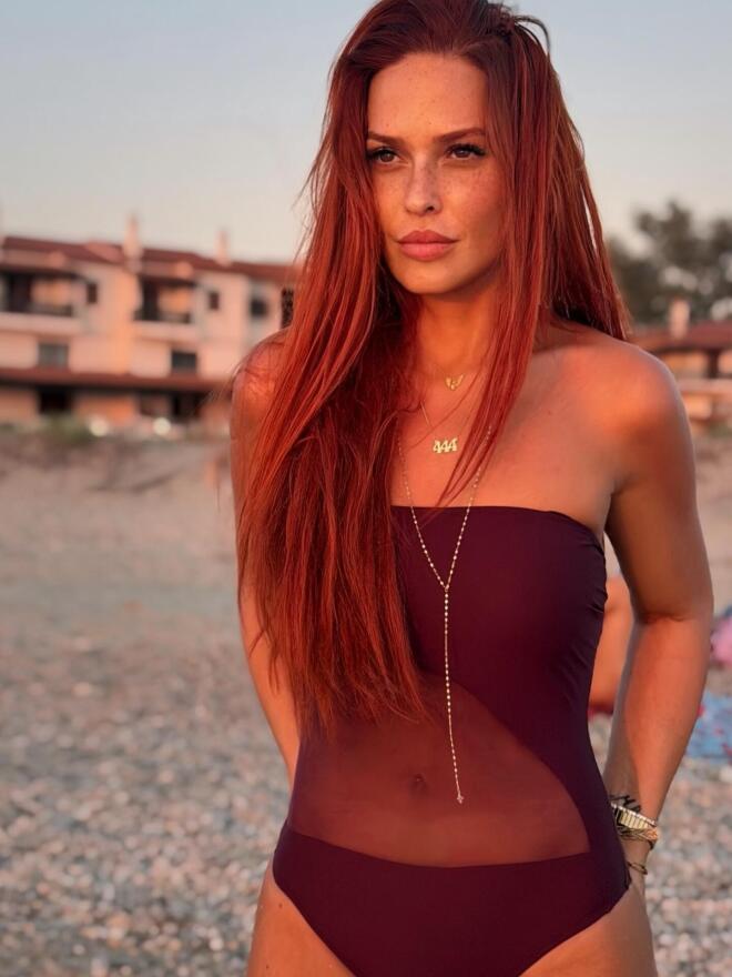 Σίσσυ Χρηστίδου: Το εντυπωσιακό beach look στη Χαλκιδική