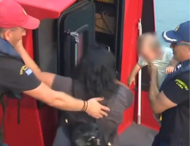 Ανεξέλεγκτη η φωτιά στη Σίβηρη Χαλκιδικής - Απεγκλωβισμοί δια θαλάσσης
