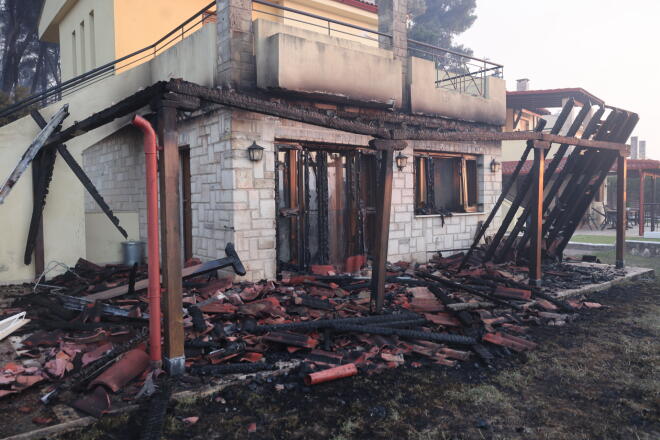 Αρκετά σπίτια κάηκαν από τη φωτιά στη Χαλκιδική - Eurokinissi
